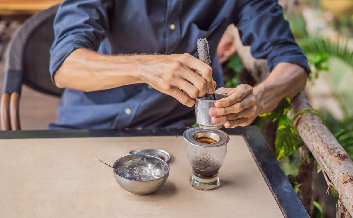 Step-by-Step: How to Make an Americano with a Phin